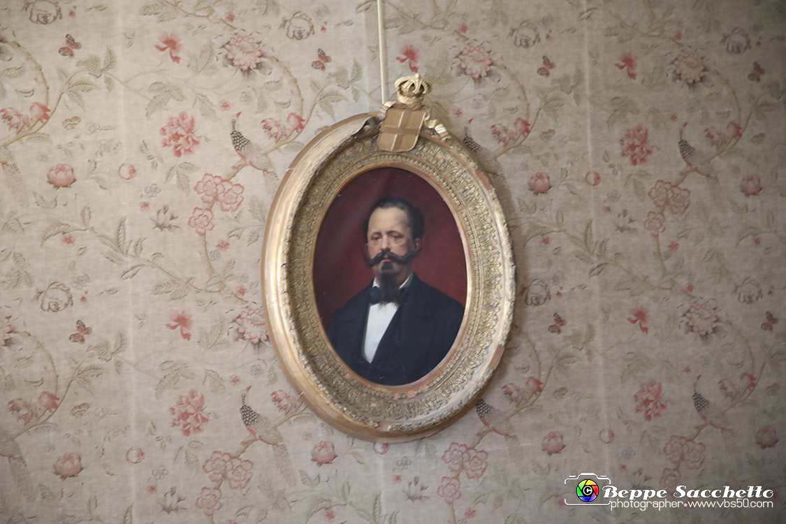 VBS_6581 - Villa Pisani - Stra (Venezia).jpg - STANZA DI VITTORIO EMANUELE II  Nel 1866, dopo la caduta del dominio austro-ungarico, i Savoia si insediarono nei palazzi reali appartenuti alle precedenti monarchie. Tra questi vi era anche Villa Pisani. Nell'occasione fu allestita questa stanza per ospitare Vittorio Emanuele II, utilizzando arredi di epoca precedente. Questa è l'unica camera in tutto il piano nobile che conservi la memoria del passaggio Sabaudo